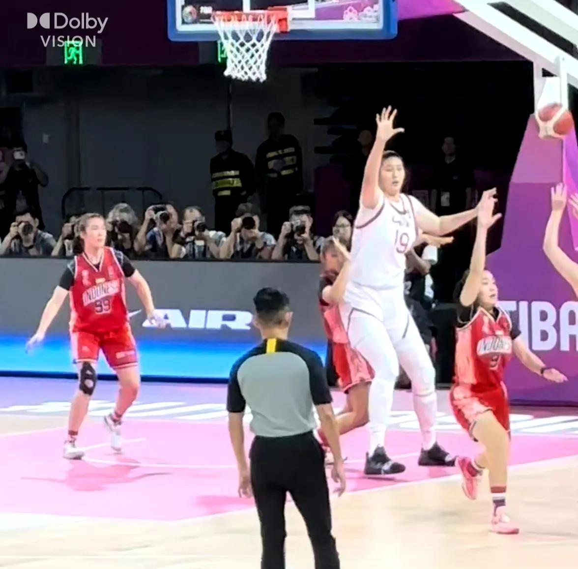 中国女版“移动长城”张子宇！U18中国女篮以109-50大胜印尼女篮59分，迎来