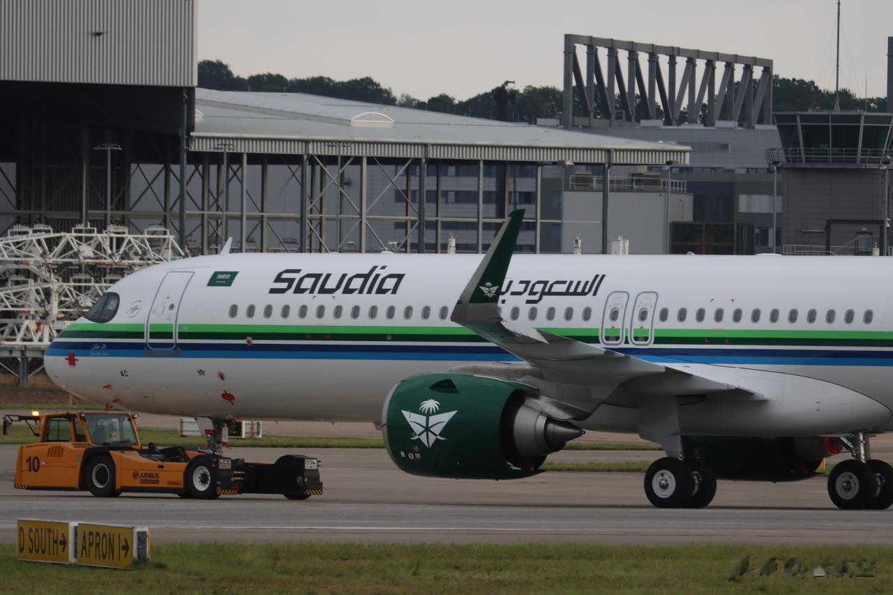 日前，沙特阿拉伯航空一架A321neo亮相机场，即将起飞。