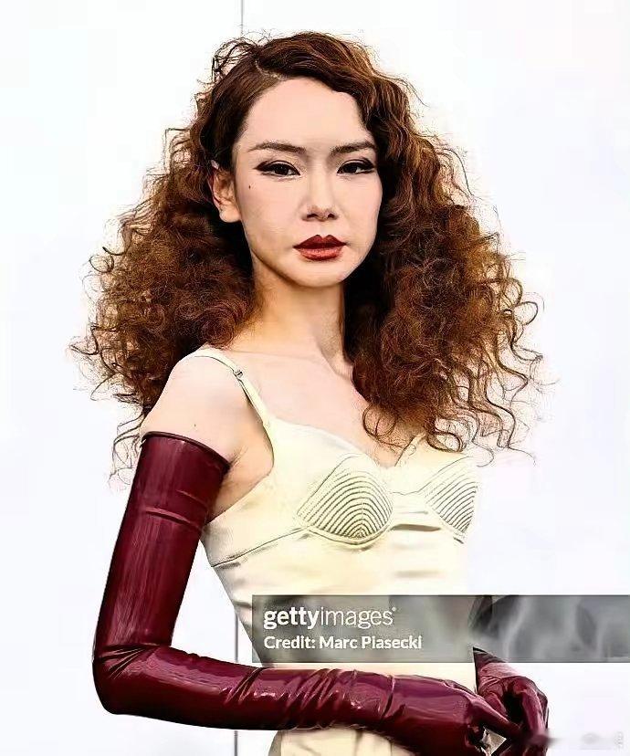戚薇此刻的悔恨肯定达到了顶峰！​近日，巴黎时装周正在进行中，很多女明星也被邀请去