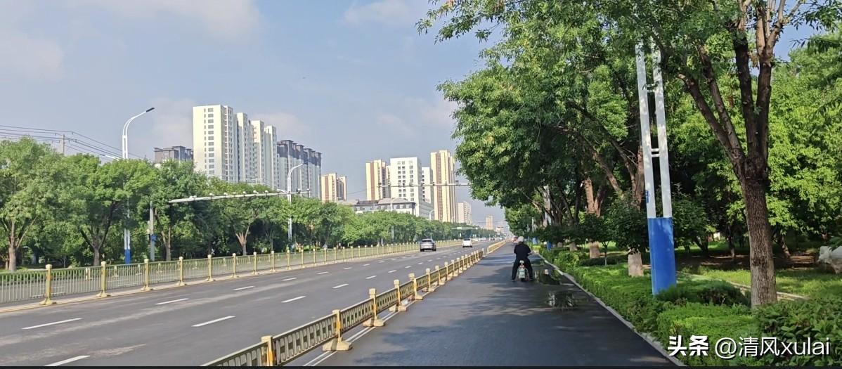 山东庆云县渤海路的风光。前夜下过大雨，清晨路面和绿化带都被冲得干干净净，空气特别