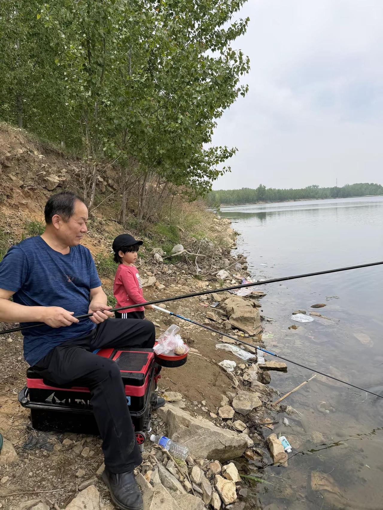 汶河垂钓： 微风不燥，时光正好。不问鱼获多少，只享爷孙欢笑……