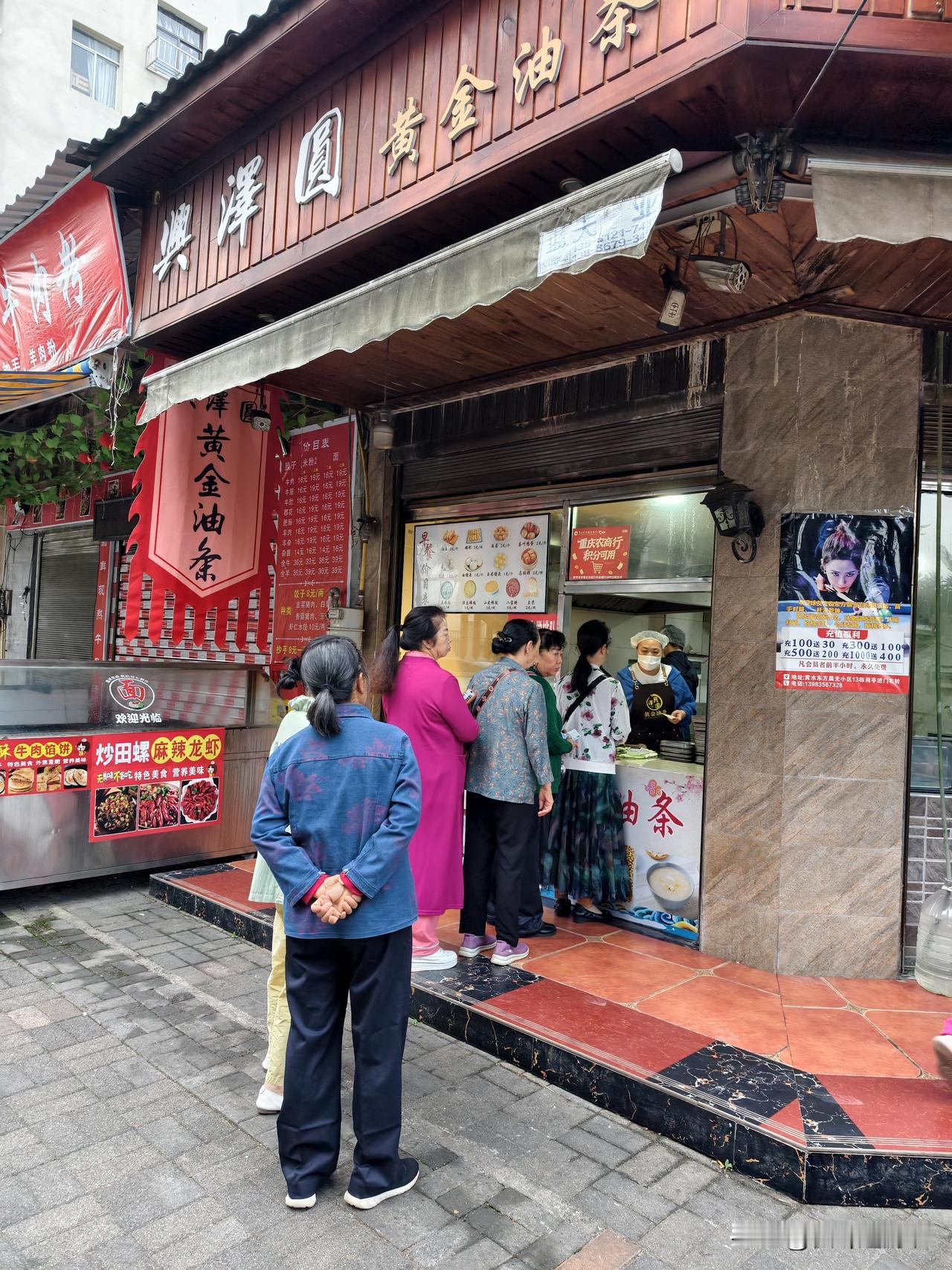 黄金大油条，2元一根，早起不排长队!
  今天是9月5日，早晨六点有些
冷嗖嗖的