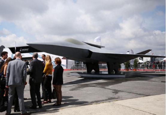 吵来吵去好几年，眼看就要彻底黄摊子的欧洲千亿战机项目，终于有信儿了，法国总统马克