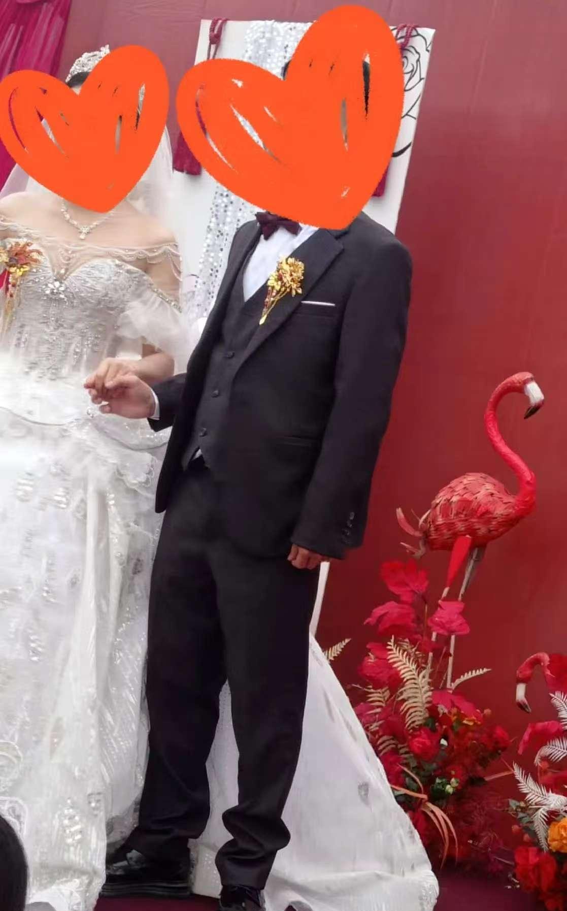 今天参加的这场婚礼，直接把我看懵了！
 
新娘是上海一家医院的主治医生，北京博士