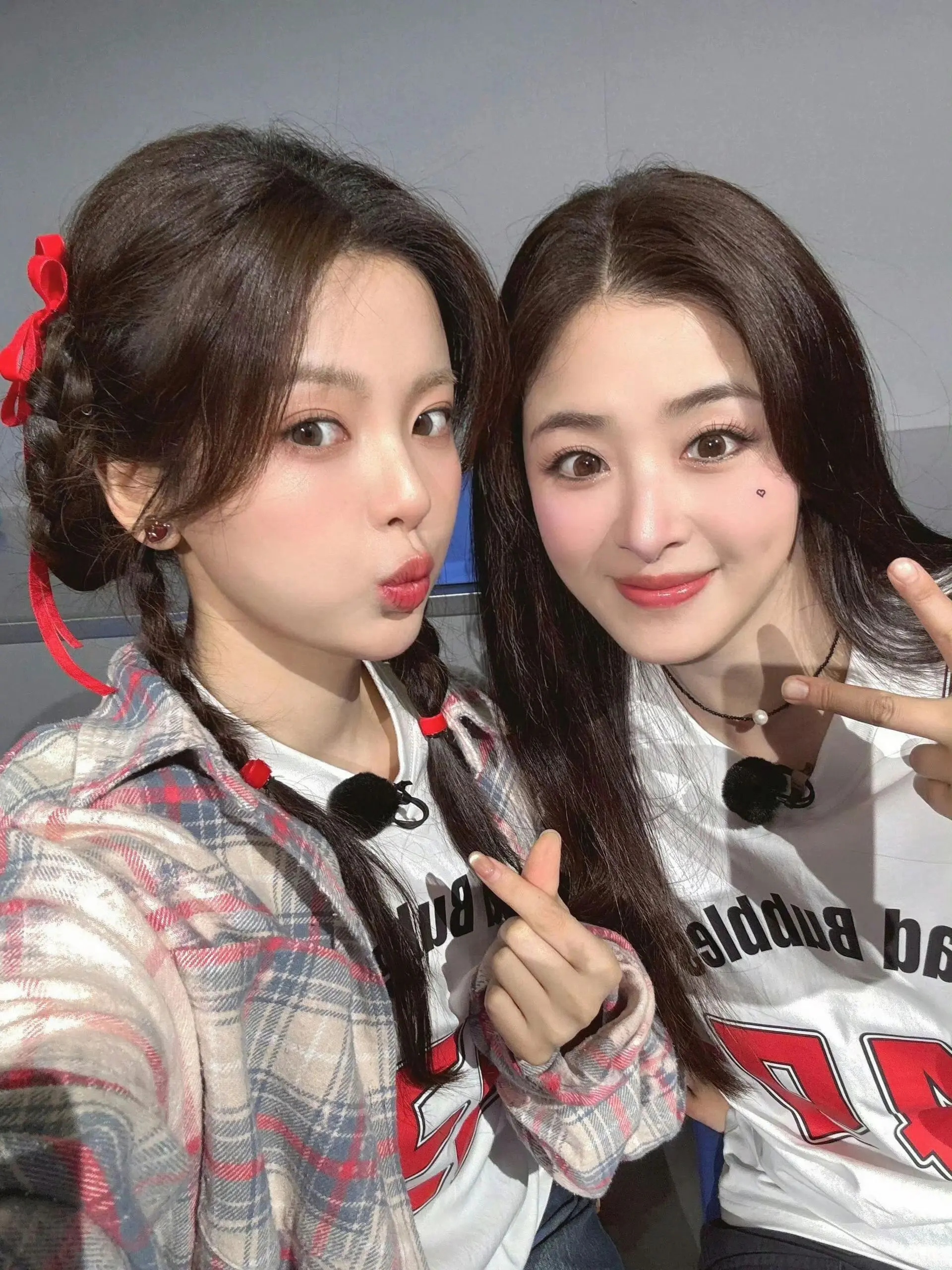 杨超越张含韵 美女贴贴！战至巅峰女明星