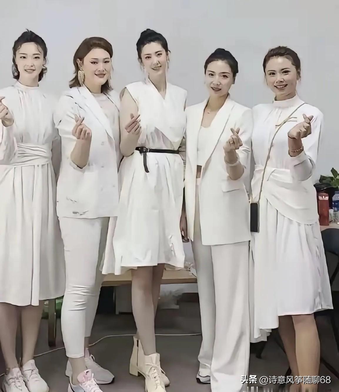 惠若琪好美啊，本人非常=随和，风度气质很与众不同，高挑又白皙，虽然站在边上，但她