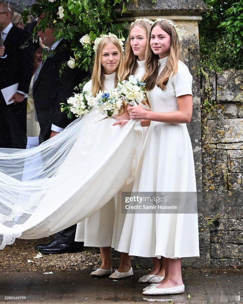 英国王室 🇬🇧新娘哈丽特的婚纱来自Emilia Wickstead，王冠来自