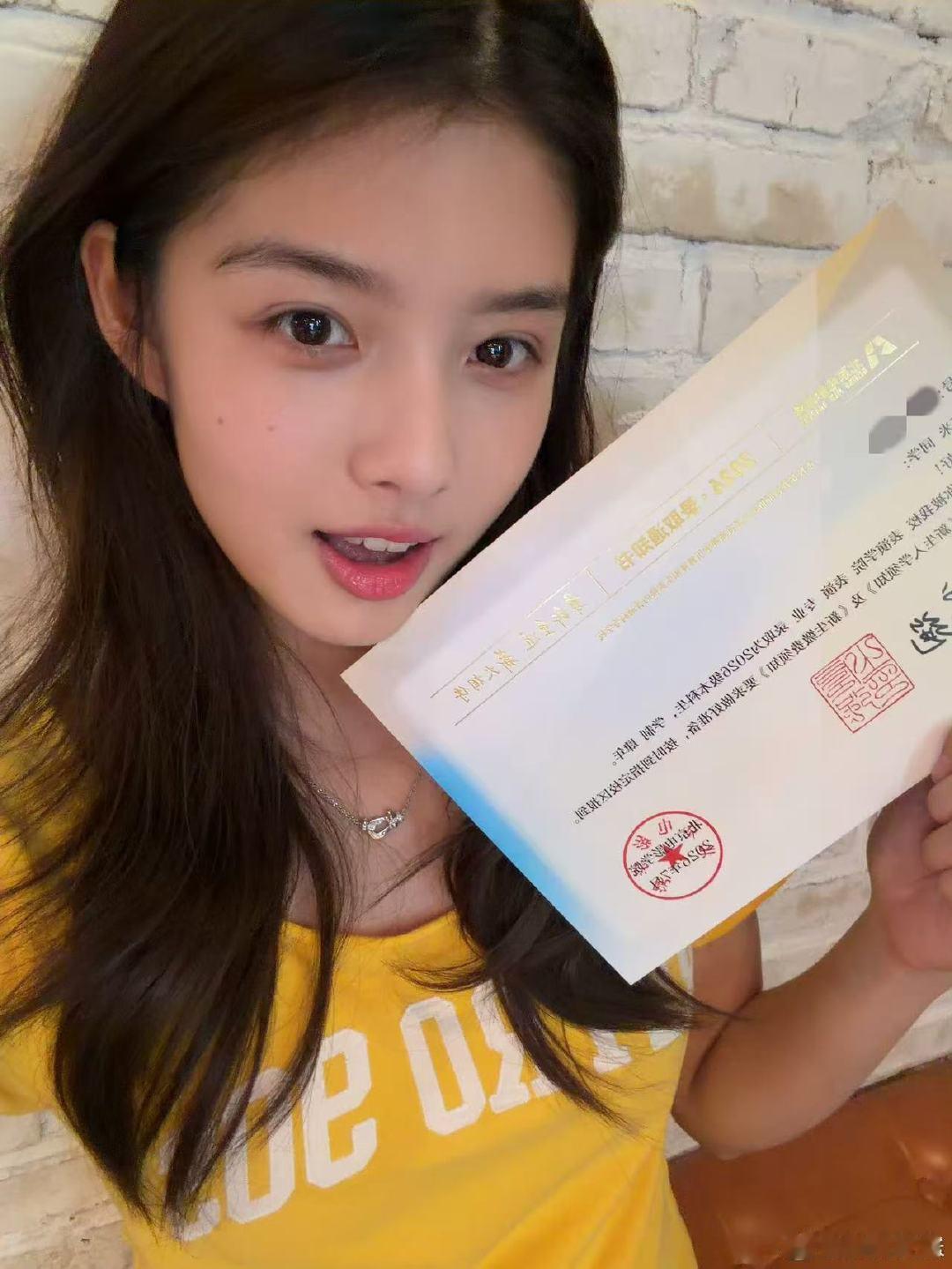 艾米净身高165艾米晒北电录取通知书不回避身高话题，艾米大方坦然回应，顺利考入北