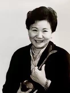 2000年的一天，已经进入生命最后阶段的赵丽蓉在家人的帮助下穿好寿衣，又亲笔立好