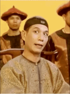 他是香港影坛公认的千面影帝，金牌配角专业户。
演正派一身正气、勇敢无畏；
演反派