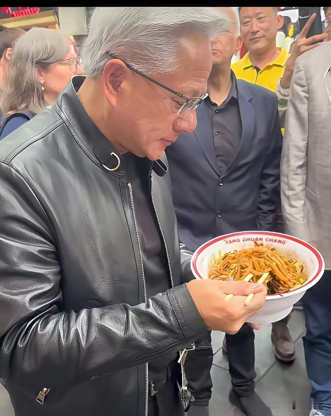 什么都喜欢模仿
连吃面都要模仿
以前也没见吃路边摊
唯独没有模仿黄仁勋的就是
“