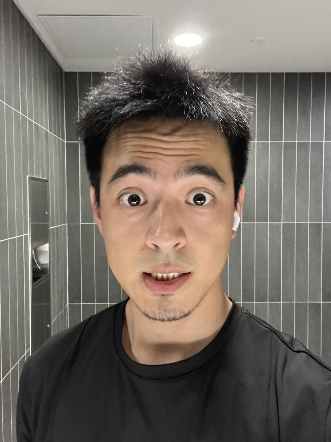 报告bb 剪了个寸头