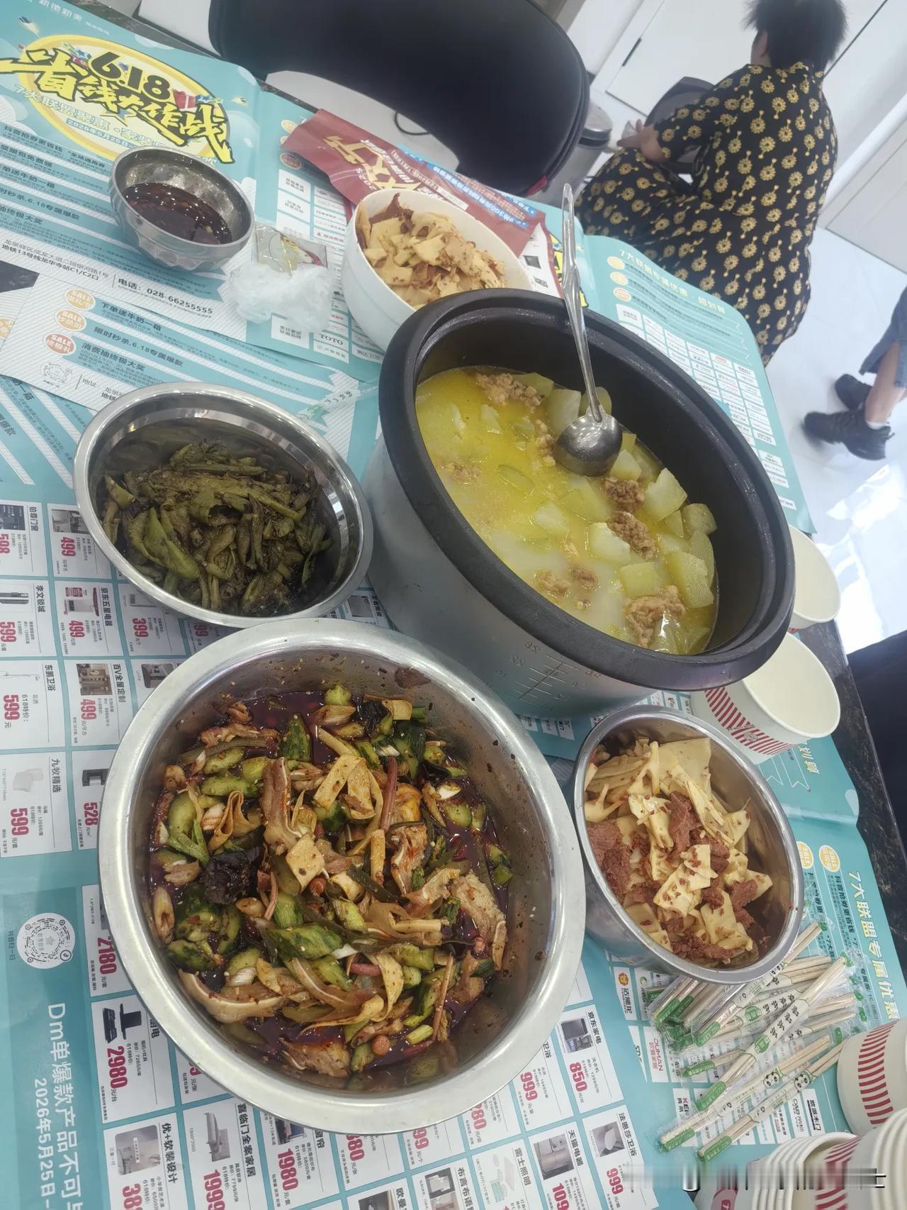 今天中午，我们几家人又聚在一起，热热闹闹吃了一顿大锅饭。

对面卖窗帘的张姐，昨