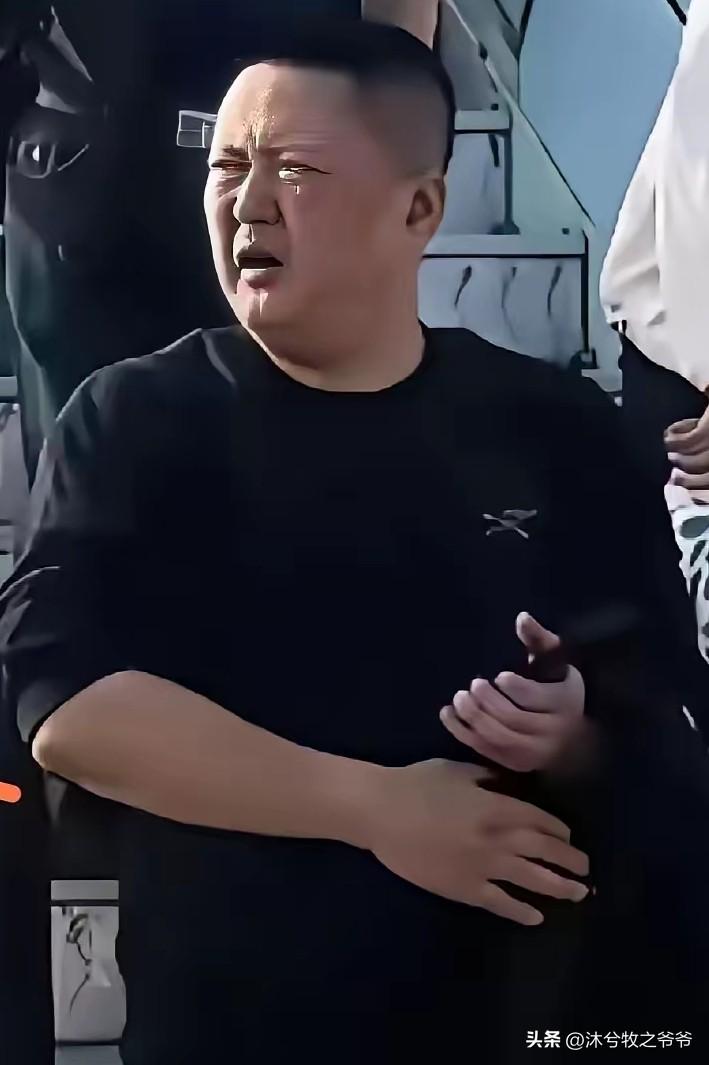 看欧某面相，心中陡然升起一种想揍他的冲动。

虽然说人不可貌相，海水不可斗量，但