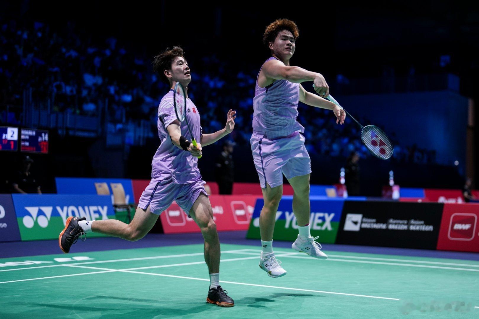 跟我说说你俩一起笑了多久把这张发出来的？@ 王昶@ 梁伟铿 ​​​