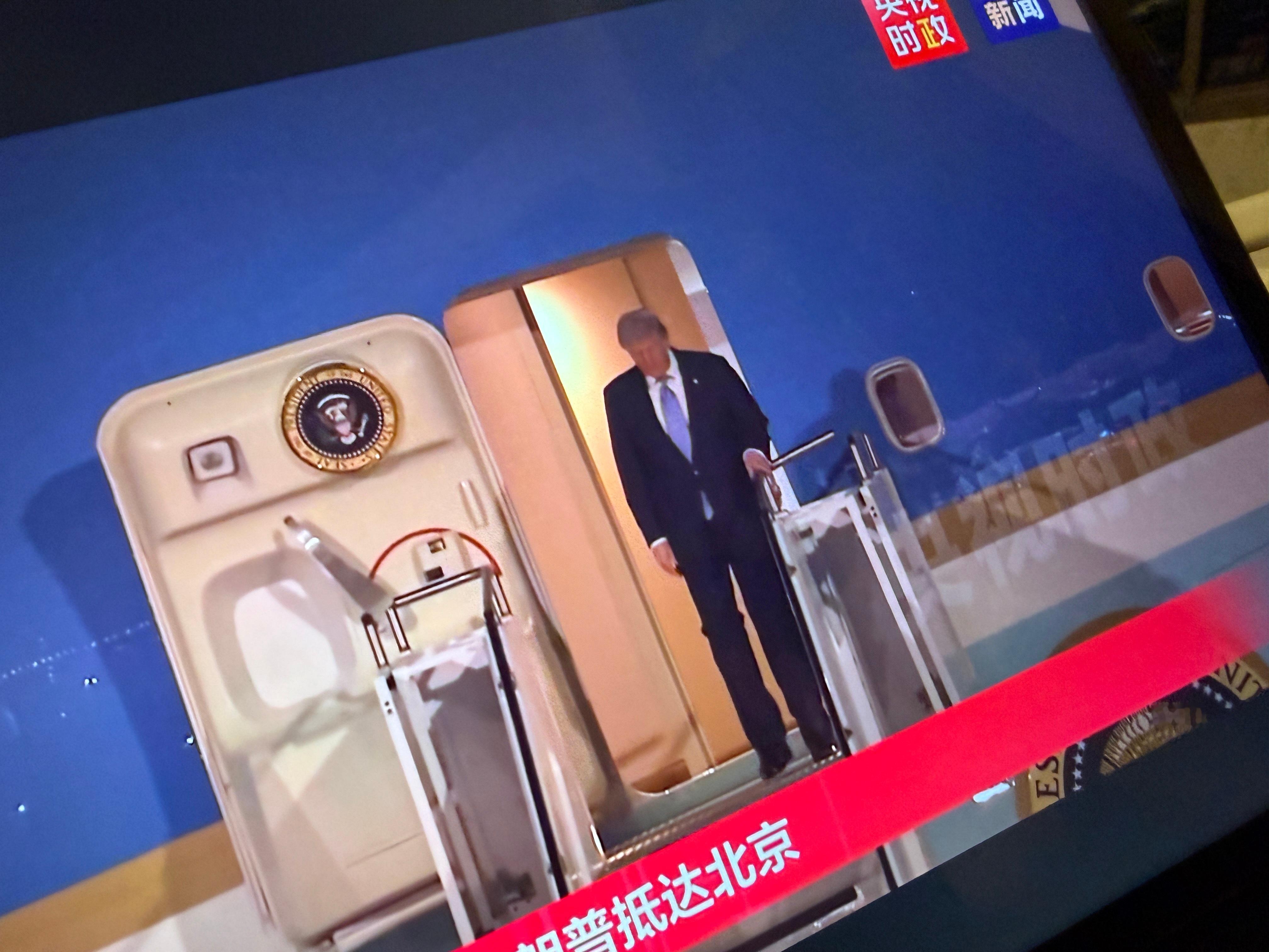 特朗普下飞机了，不过谁来接的大家看图片就知道了特朗普抵京特朗普抵京