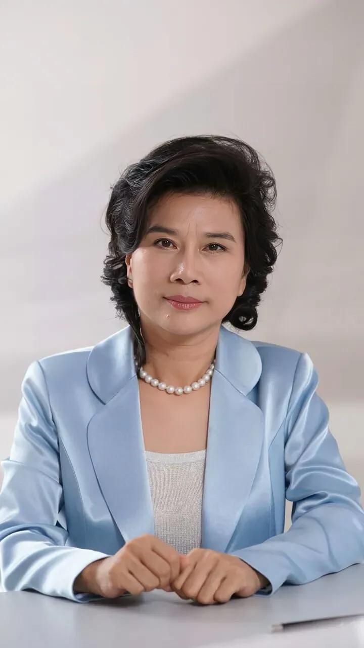 格力董事长董明珠近期言论频引热议。她对电影《我的阿勒泰》所描绘的悠闲生活的看法，