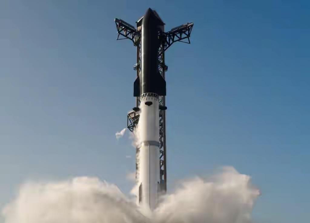 SpaceX星舰第13次试飞成功，发动机重启、溅落精准，马斯克：星舰完好无损
S