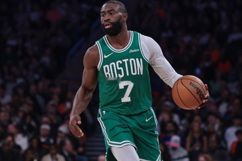 NBA常规赛，凯尔特人对阵快船。首节比赛凯尔特人上来手感火热，内外开花单节轰下4