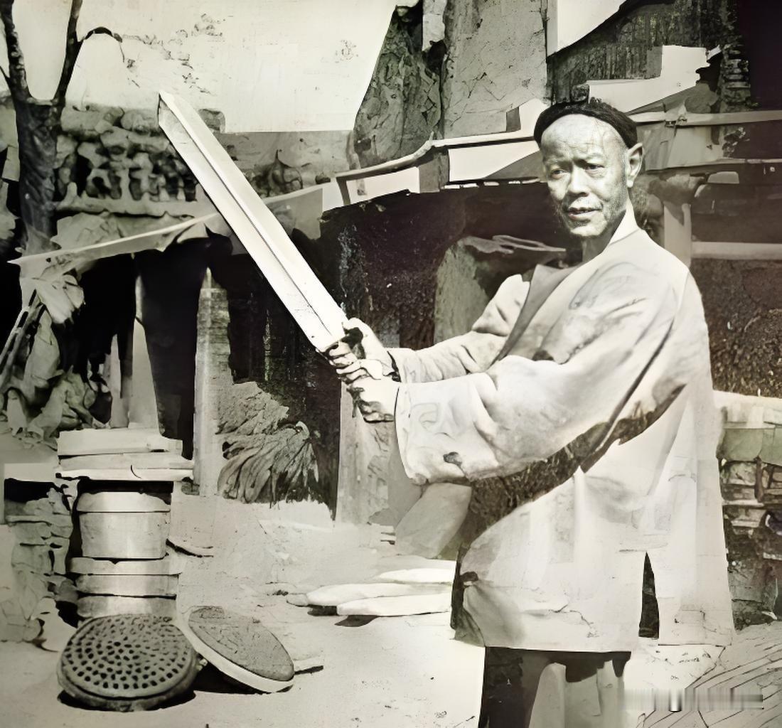 1403年秋，官员刘固全家被押赴法场处决，当刽子手的鬼头刀斩下八十岁刘母头颅时，