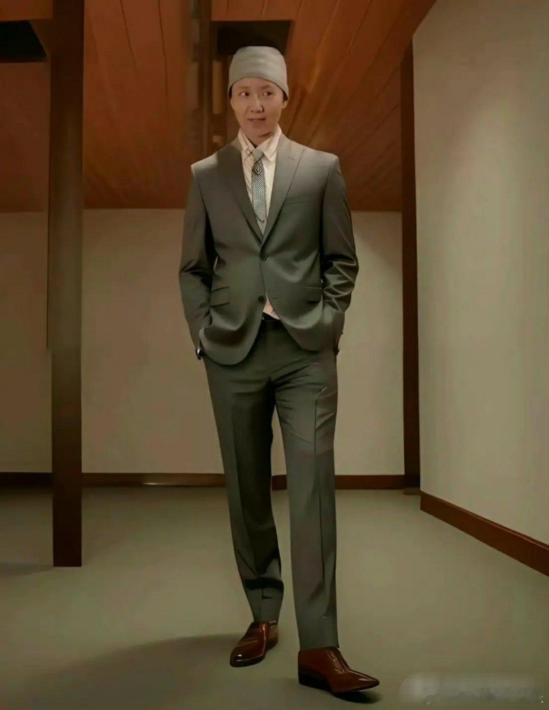 现在的网友，真的都太有才华了，居然把郑晓龙的经典之作，给p成这个样子[允悲] ​