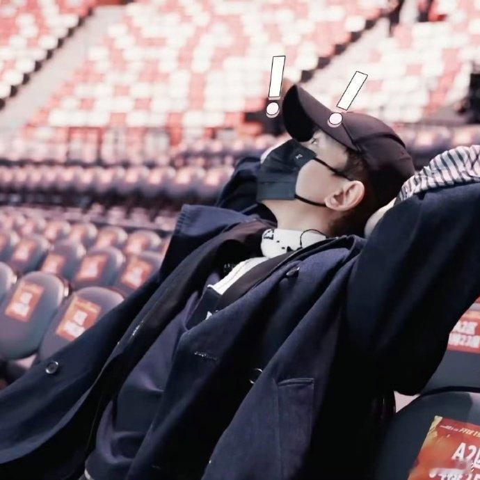 张杰张杰终于听上了自己的演唱会谁懂啊！张杰在观众席听自己唱歌，居然以为是播 CD