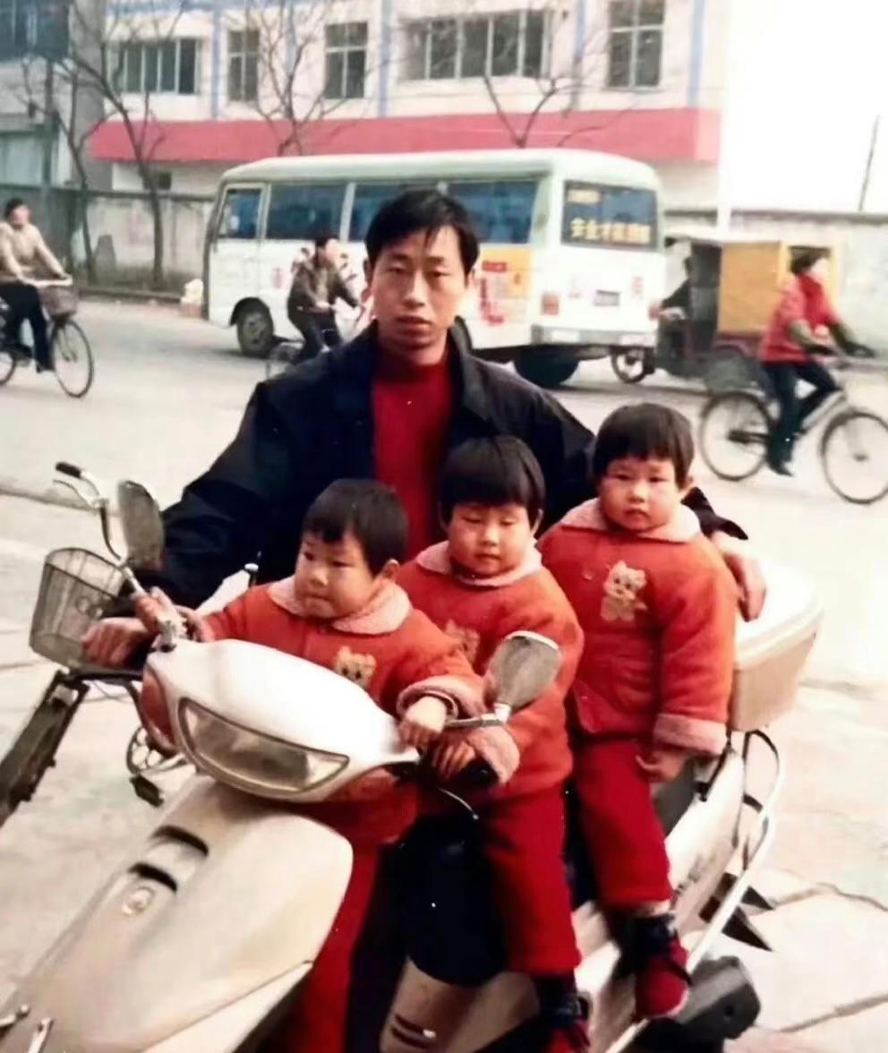 当年的三胞胎小姐妹，如今终于长成大姑娘了。

等你们出息了，要记得这些年来父亲对