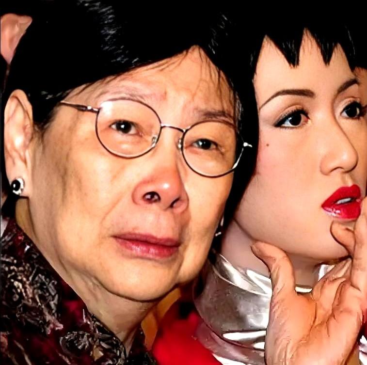 “遗嘱写死，钱却还没落地。”梅艳芳2003年走的，信托锁死全部资产，每月只给覃美