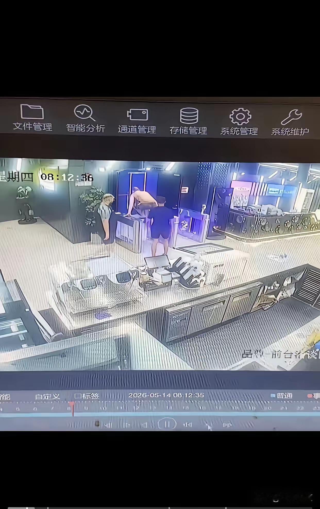 跑到中国搞“零元购”？这四个老外怕不是喝多了。来自非洲阿尔及利亚的四个哥们儿，两