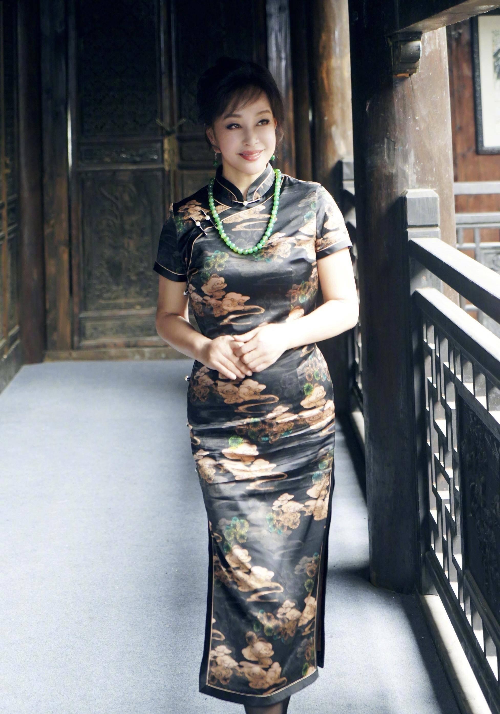 刘晓庆线下活动状态刘晓庆活动穿了短裙谁说年纪大了就要穿得“稳重”？刘晓庆用一身酒