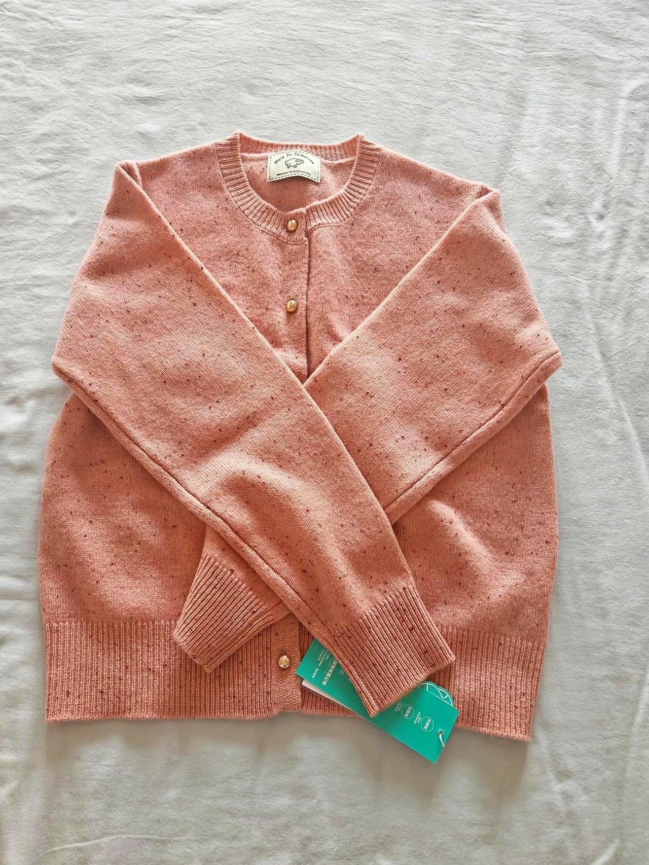 粉色毛衣一到手，裤子全军覆没
 

衣柜里翻不出一条能配的，只能再冲深色牛仔。结