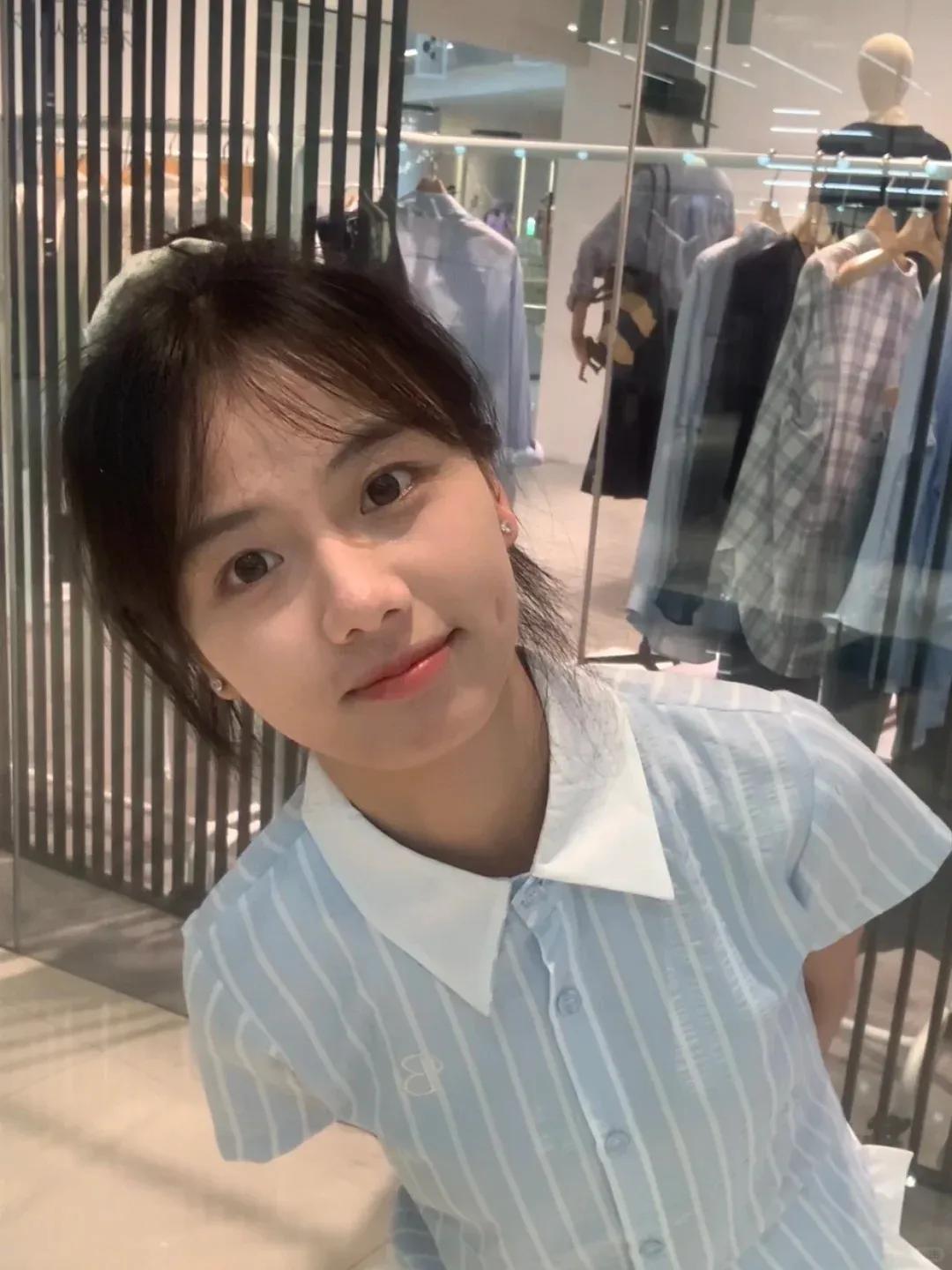 穿蓝条纹衬衫的妹妹
甜到我心巴上了
💙
浅蓝条纹+撞色娃娃领，把夏日清爽焊在身