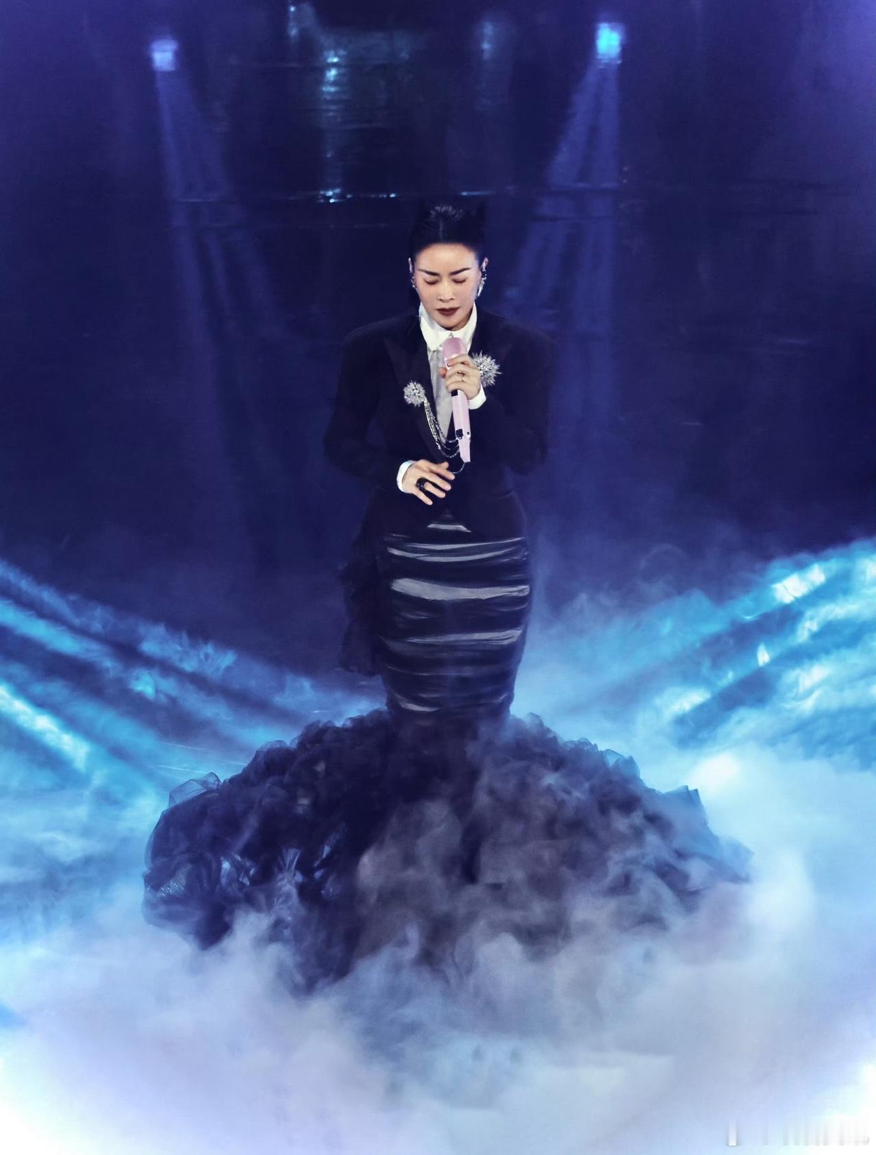 那英演唱会再唱经典歌曲默谁能拒绝现场版的《默》！那英开口即是经典，穿透力极强的嗓
