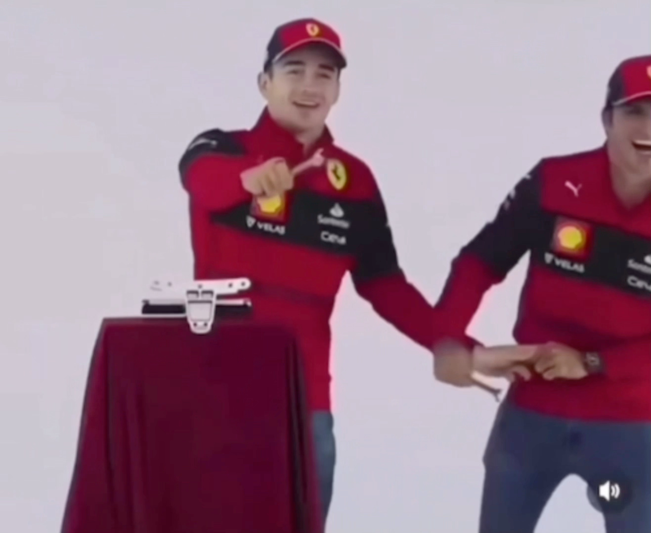 潘子：牵手情圣：🙅🏽♂️乐扣：情圣：牵手F1