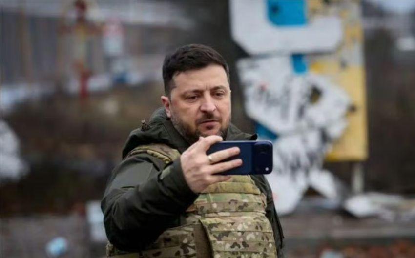 泽连斯基表示，乌克兰不会撤出顿巴斯，他已经告诉了美国人。前几日，他亲自前往了前线