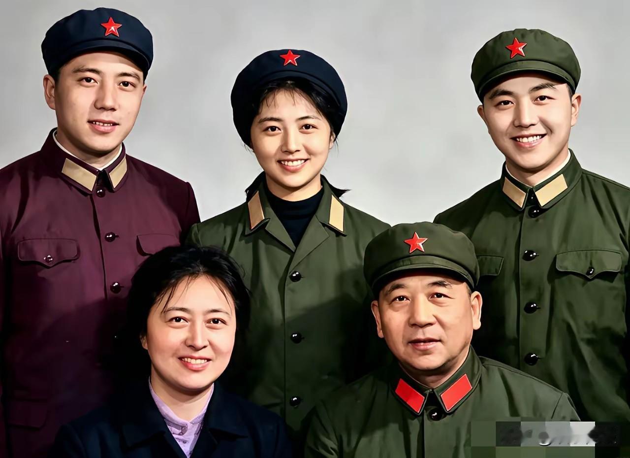 英雄配佳人，秦基伟将军的夫人唐贤美，不仅貌美端庄，更是学识过人的时代才女。
 