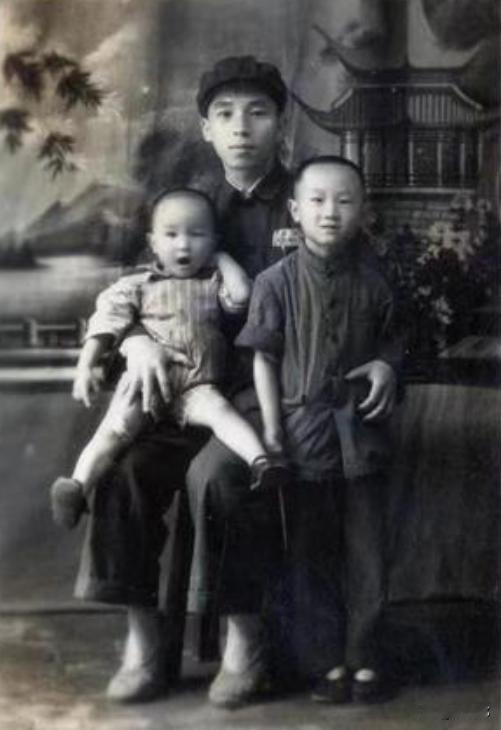 1941年皖南事变后，邓子恢的长子邓毅生不幸被俘，化名李德盛被关进上饶集中营，他