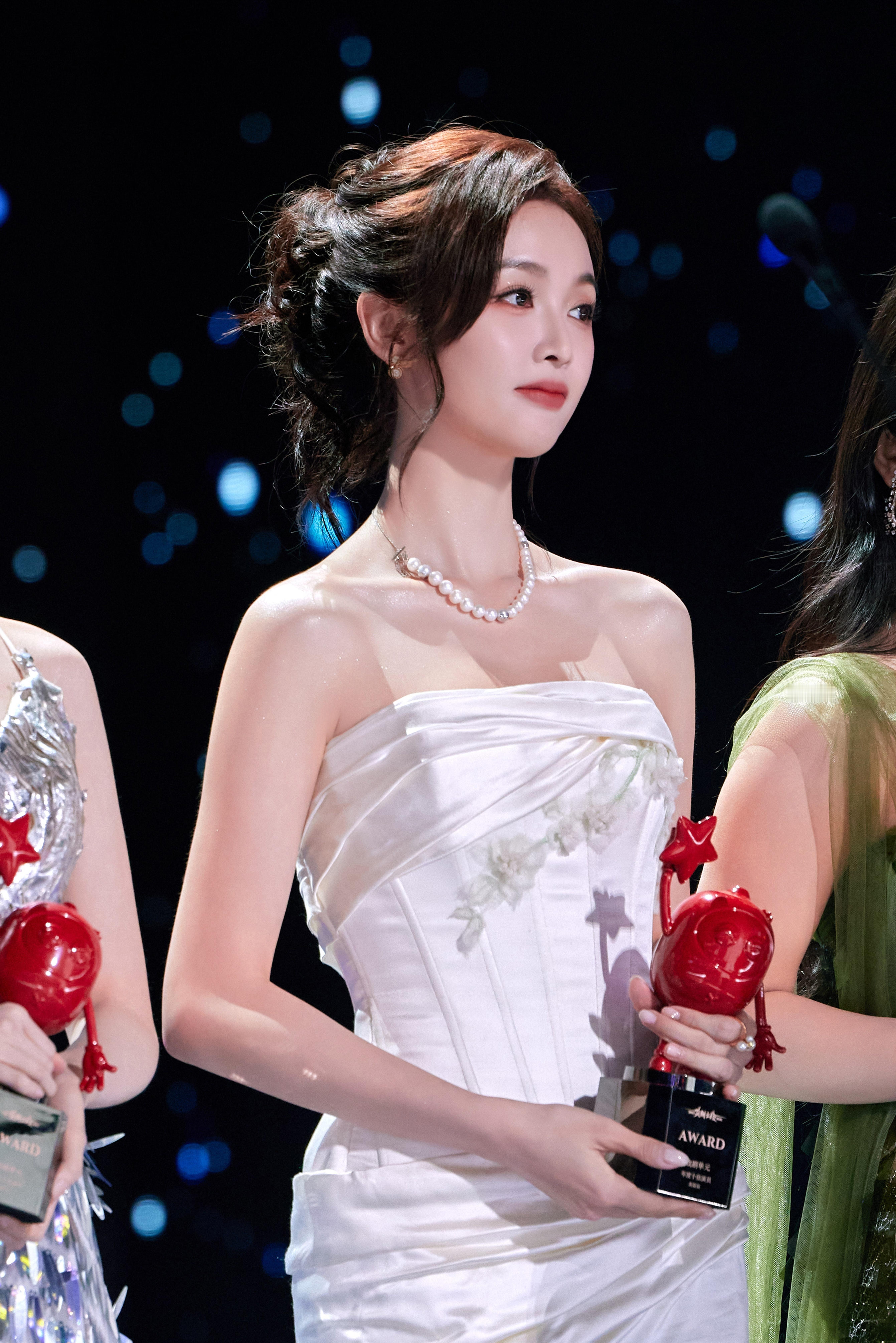 吴宣仪 wxy吴宣仪叶星星 星星掉进海里 糖果掉进梦里 而你（吴宣仪）掉进我心里