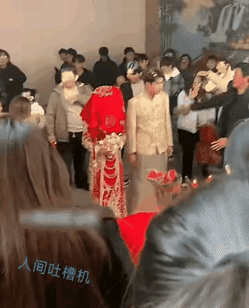 手真欠！一对新人正在婚礼上举办仪式，还没到掀盖头的程序，旁边一个人以迅雷不及掩耳