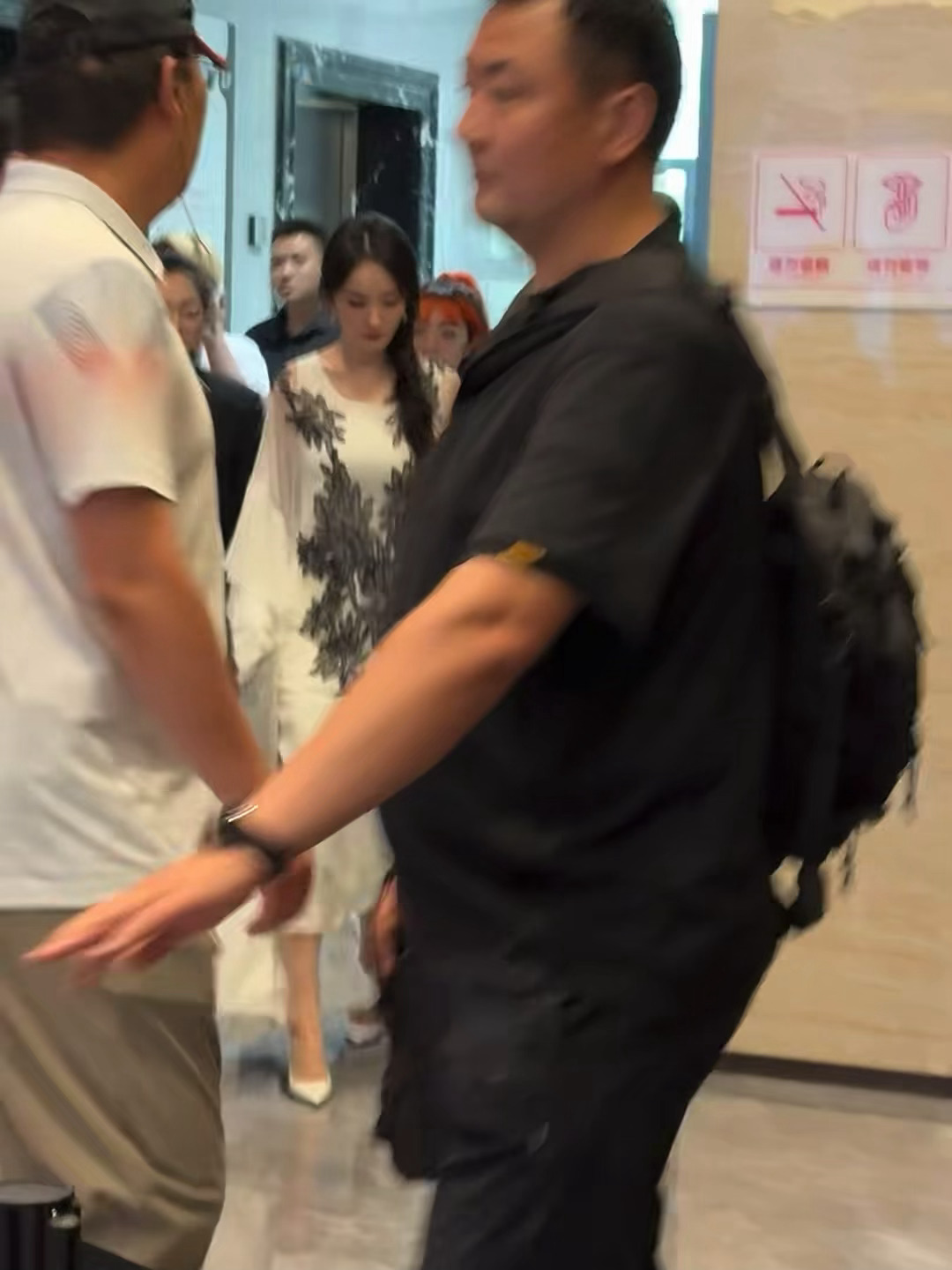 路人偶遇杨幂上班，好温柔的妈幂呀[开学季][开学季] ​​​