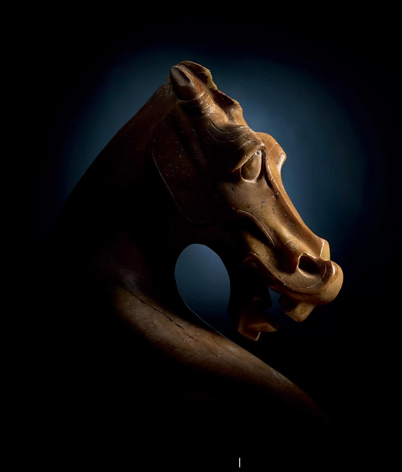 琳琅集 | 汉 玉马首马首玉琢，玉色微黄，质地缜密，雕琢马首低垂，神形兼备，朴拙