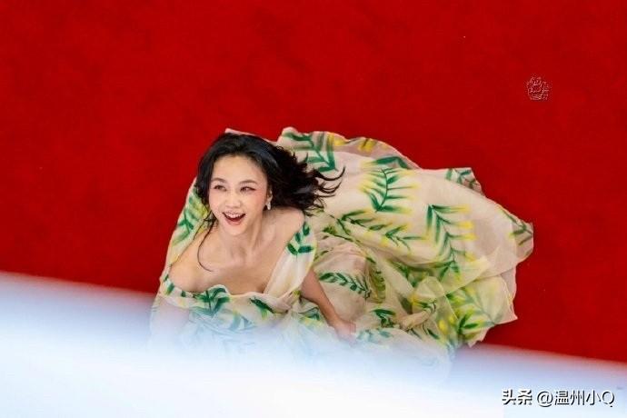 真正的美女无所畏惧任何拍摄角度，被汤唯这几张红毯图狠狠美到了。