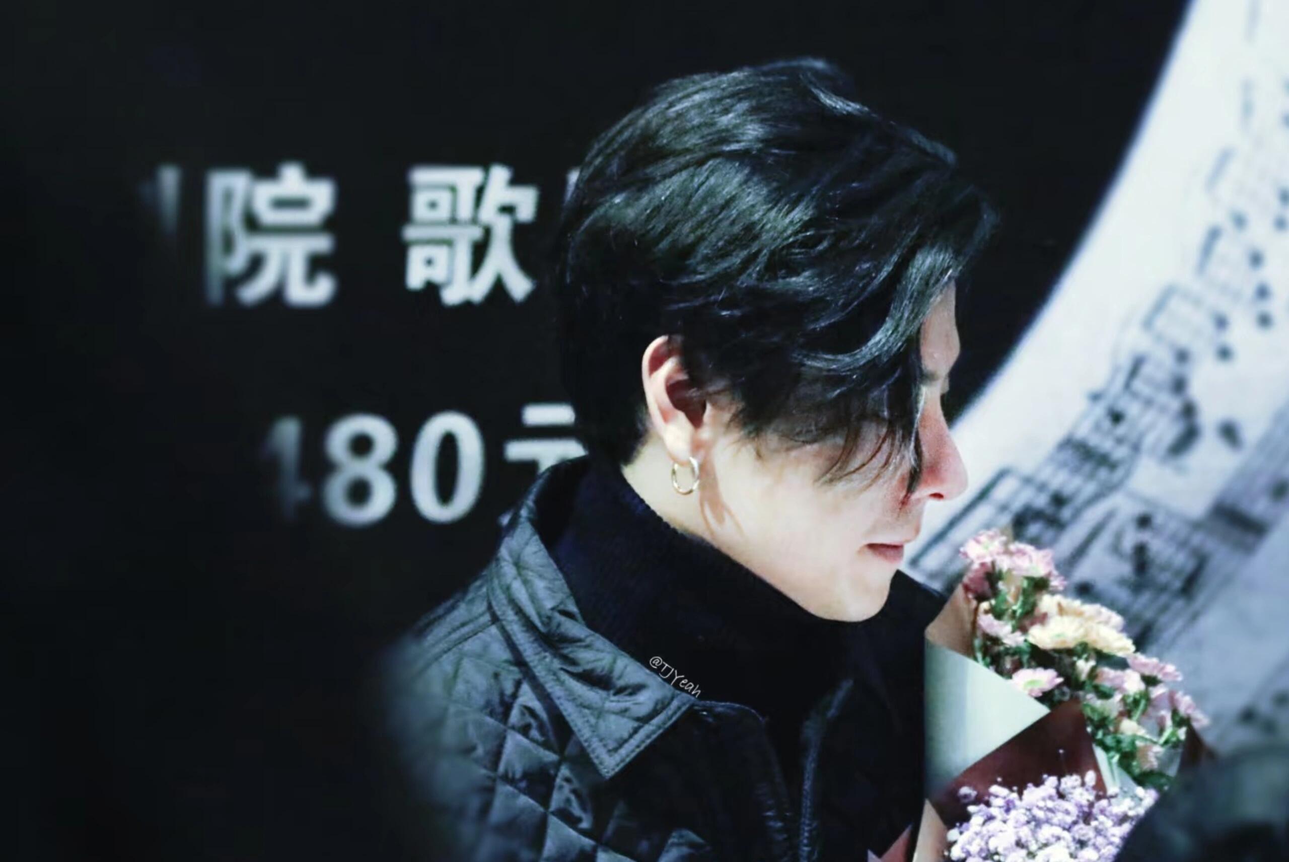 蒋奇明回复沈腾，蒋奇明长发真的很漂亮谁懂蒋奇明还以为内娱花美男上新了音乐剧时期的