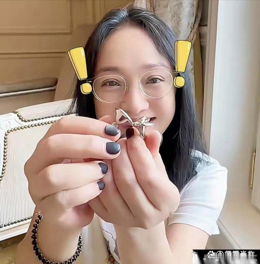 五十一岁的周迅素颜出镜尽显真实状态，白发、双下巴清晰可见，坦然展露岁月痕迹，随性