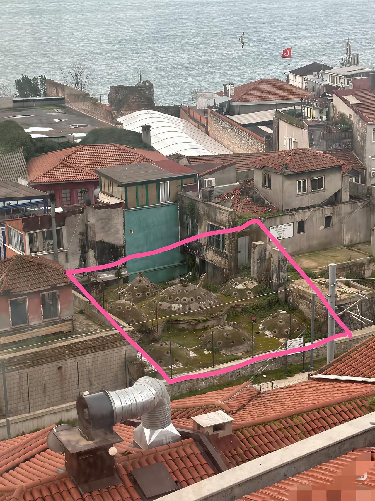 不懂就问，一网友在土耳其拍下的一建筑，这是啥东西？干啥用的？烦劳各位见多识广的高