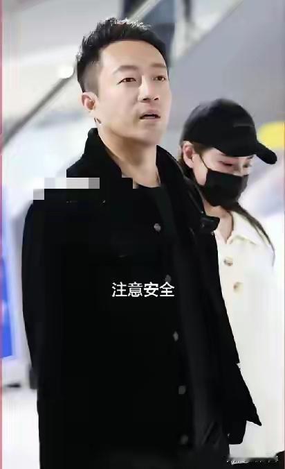 奇怪了，小菲自己不是明星，去到哪里都会有人拍他，说明什么问题，他自带流量，和小梅