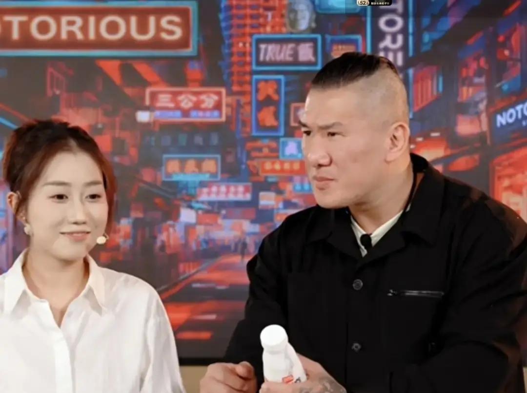 他关掉打赏，少赚200万，直播间却冲到第一。
全程没有“家人们”，不叫“哥哥姐姐