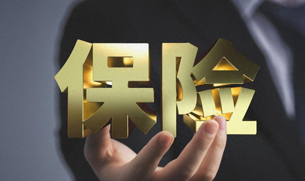 辽宁，一位女儿花了8万元给父亲买了两份保险，谁知父亲出车祸走了，保险公司只赔了女