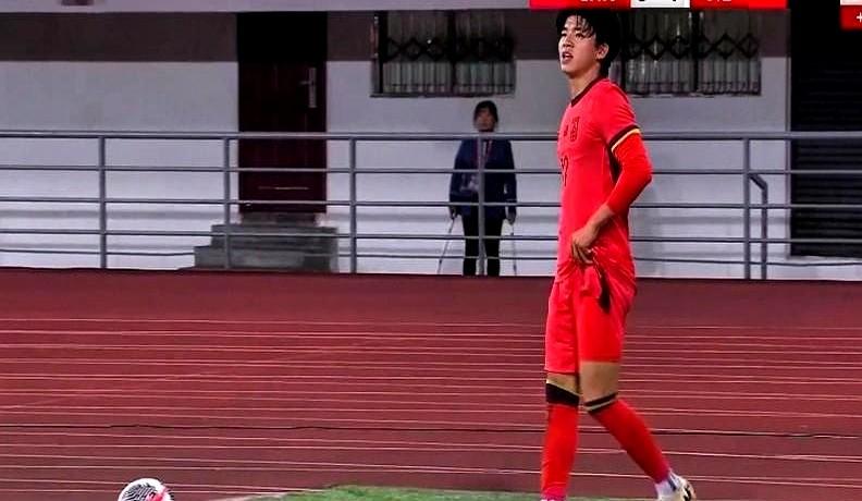 最近有人吐槽U22小将鲍世蒙，说他拔角旗杆像“智商掉线”？这事儿在网上还闹得挺火