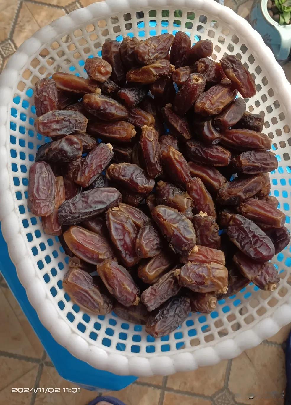 新疆土特产很多，若羌灰枣，阿克苏冰糖心苹果，纸皮核桃，库尔勒香梨，吐鲁番葡萄，一